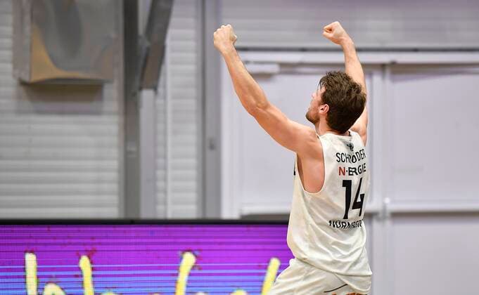 24.02.2021 - Basketball - Saison 2020 2021 - 2. Bundesliga Pro-A - 10. Spieltag: Nürnberg Falcons Basketball Club NBC - Uni Baskets Paderborn - - Sebastian Schröder Schroeder (14, Nürnberg Falcons BC NBC ) Jubel Freude nach Spielende
