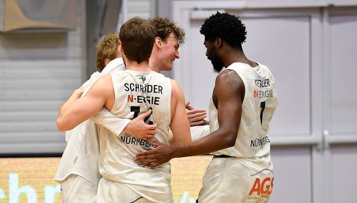 24.02.2021 - Basketball - Saison 2020 2021 - 2. Bundesliga Pro-A - 10. Spieltag: Nürnberg Falcons Basketball Club NBC - Uni Baskets Paderborn - - Sebastian Schröder Schroeder (14, Nürnberg Falcons BC NBC ) Phillip Daubner (11, Nürnberg Falcons BC NBC ) Mario Kegler (Nürnberg Falcons BC NBC ) Jubel Freude nach Spielende