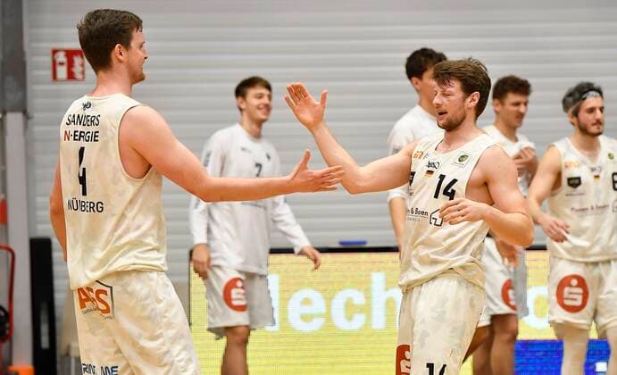 24.02.2021 - Basketball - Saison 2020 2021 - 2. Bundesliga Pro-A - 10. Spieltag: Nürnberg Falcons Basketball Club NBC - Uni Baskets Paderborn - - Moritz Sanders (4, Nürnberg Falcons BC NBC ) Sebastian Schröder Schroeder (14, Nürnberg Falcons BC NBC ) nach Spielende