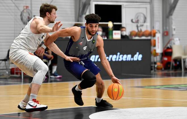 24.02.2021 - Basketball - Saison 2020 2021 - 2. Bundesliga Pro-A - 10. Spieltag: Nürnberg Falcons Basketball Club NBC - Uni Baskets Paderborn - - Sebastian Schröder Schroeder (14, Nürnberg Falcons BC NBC ) Drew Hershel Cushingberry (4, Uni Baskets Paderborn )