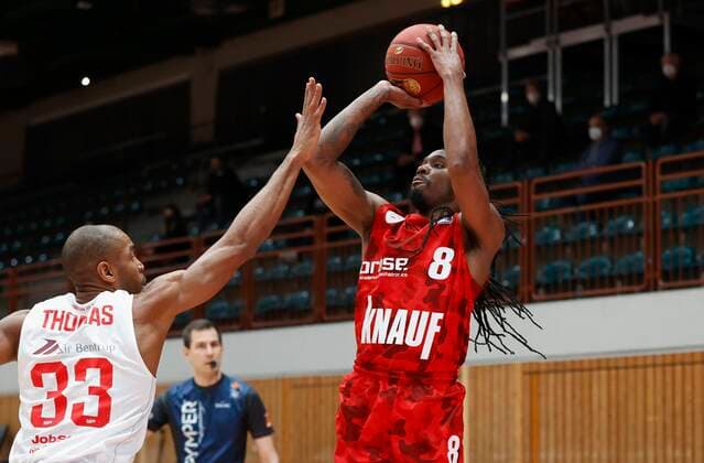 24.02.2021, Basketball, BBL 2020 2021, 17. Spieltag, s.Oliver Wuerzburg - JobStairs GIESSEN 46ers, GER, s.Oliver Arena in Wuerzburg Bild: v. li. Brandon Thomas (GIESSEN 46ers, 33) und Robert Lowery (s.Oliver Wuerzburg), Copyright: HMBxMedia xHeikoxBecker