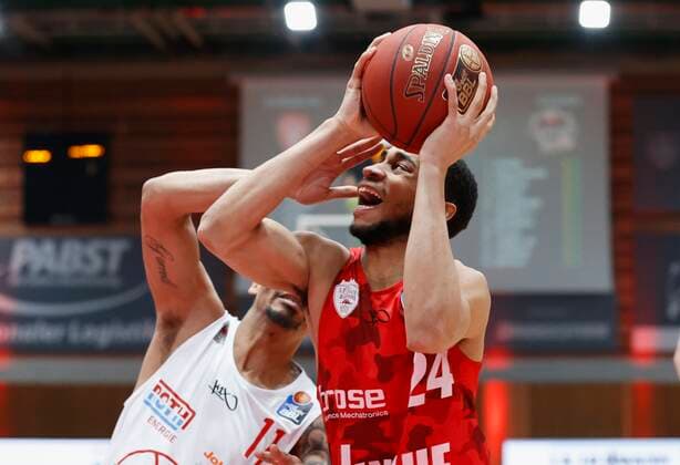 24.02.2021, Basketball, BBL 2020 2021, 17. Spieltag, s.Oliver Wuerzburg - JobStairs GIESSEN 46ers, GER, s.Oliver Arena in Wuerzburg Bild: v. li. Diante Garrett (JobStairs GIESSEN 46ers) und Cameron Hunt (s.Oliver Wuerzburg), Copyright: HMBxMedia xHeikoxBecker
