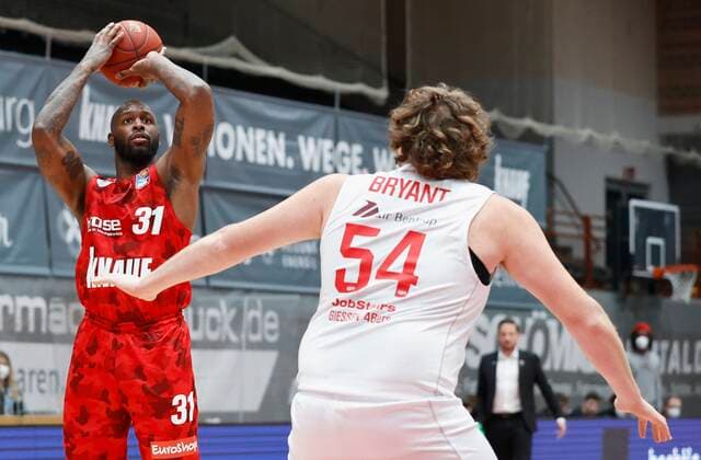 24.02.2021, Basketball, BBL 2020 2021, 17. Spieltag, s.Oliver Wuerzburg - JobStairs GIESSEN 46ers, GER, s.Oliver Arena in Wuerzburg Bild: v. li. Murphy Holloway (s.Oliver Wuerzburg) und John Bryant (JobStairs GIESSEN 46ers), Copyright: HMBxMedia xHeikoxBecker