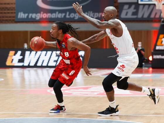 24.02.2021, Basketball, BBL 2020 2021, 17. Spieltag, s.Oliver Wuerzburg - JobStairs GIESSEN 46ers, GER, s.Oliver Arena in Wuerzburg Bild: v. li. Robert Lowery (s.Oliver Wuerzburg) und Brandon Bowman (JobStairs GIESSEN 46ers), Copyright: HMBxMedia xHeikoxBecker
