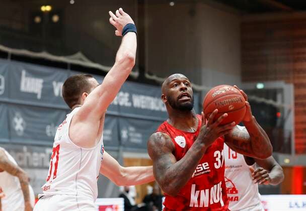 24.02.2021, Basketball, BBL 2020 2021, 17. Spieltag, s.Oliver Wuerzburg - JobStairs GIESSEN 46ers, GER, s.Oliver Arena in Wuerzburg Bild: v. li. Scottie James (JobStairs GIESSEN 46ers) und Murphy Holloway (s.Oliver Wuerzburg), Copyright: HMBxMedia xHeikoxBecker