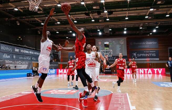 24.02.2021, Basketball, BBL 2020 2021, 17. Spieltag, s.Oliver Wuerzburg - JobStairs GIESSEN 46ers, GER, s.Oliver Arena in Wuerzburg Bild: v. li. Brandon Bowman (JobStairs GIESSEN 46ers) und Robert Lowery (s.Oliver Wuerzburg), Copyright: HMBxMedia xHeikoxBecker