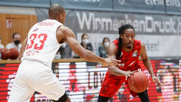 24.02.2021, Basketball, BBL 2020 2021, 17. Spieltag, s.Oliver Wuerzburg - JobStairs GIESSEN 46ers, GER, s.Oliver Arena in Wuerzburg Bild: v. li. Brandon Thomas (GIESSEN 46ers, 33) und Robert Lowery (s.Oliver Wuerzburg), Copyright: HMBxMedia xHeikoxBecker