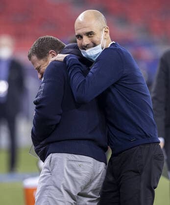 Bilder des Jahres 2021, Sport 02 Februar Sport Themen der Woche KW08 Sport Bilder des Tages Manager Max Eberl (BMG) und Trainer Pep Guardiola (City) begrüßen sich herzlich Borussia Mönchengladbach - Manchester City Budapest, 24.02.2021, Fussball; Champions League, Saison 2020 21 Foto: Moritz Müller *** Manager Max Eberl BMG and coach Pep Guardiola City greet each other warmly Borussia Mönchengladbach Manchester City Budapest, 24 02 2021, Football Champions League, 2020 season 21 Photo Moritz Müller.