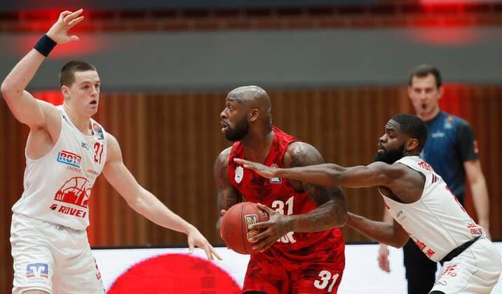 24.02.2021, Basketball, BBL 2020 2021, 17. Spieltag, s.Oliver Wuerzburg - JobStairs GIESSEN 46ers, GER, s.Oliver Arena in Wuerzburg Bild: v. lil Scottie James (JobStairs GIESSEN 46ers), Murphy Holloway (s.Oliver Wuerzburg) und Jonathan Stark (JobStairs GIESSEN 46ers), Copyright: HMBxMedia xHeikoxBecker