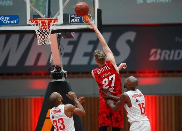 24.02.2021, Basketball, BBL 2020 2021, 17. Spieltag, s.Oliver Wuerzburg - JobStairs GIESSEN 46ers, GER, s.Oliver Arena in Wuerzburg Bild: v. li. Brandon Thomas (GIESSEN 46ers, 33), Jonas Weitzel (s.Oliver Wuerzburg) und Brandon Bowman (JobStairs GIESSEN 46ers), Copyright: HMBxMedia xHeikoxBecker
