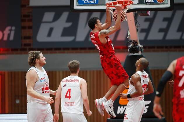 24.02.2021, Basketball, BBL 2020 2021, 17. Spieltag, s.Oliver Wuerzburg - JobStairs GIESSEN 46ers, GER, s.Oliver Arena in Wuerzburg Bild: Tyson Ward (s.Oliver Wuerzburg) mit einem Dunk, Copyright: HMBxMedia xHeikoxBecker