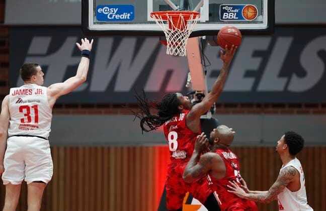 24.02.2021, Basketball, BBL 2020 2021, 17. Spieltag, s.Oliver Wuerzburg - JobStairs GIESSEN 46ers, GER, s.Oliver Arena in Wuerzburg Bild: v. li. Scottie James (JobStairs GIESSEN 46ers), Robert Lowery (s.Oliver Wuerzburg), Murphy Holloway (s.Oliver Wuerzburg) und Diante Garrett (JobStairs GIESSEN 46ers), Copyright: HMBxMedia xHeikoxBecker
