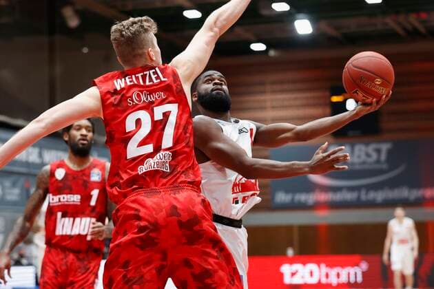 24.02.2021, Basketball, BBL 2020 2021, 17. Spieltag, s.Oliver Wuerzburg - JobStairs GIESSEN 46ers, GER, s.Oliver Arena in Wuerzburg Bild: Jonas Weitzel (s.Oliver Wuerzburg) und Jonathan Stark (JobStairs GIESSEN 46ers), Copyright: HMBxMedia xHeikoxBecker
