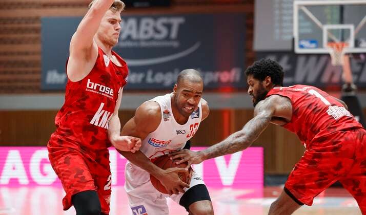 24.02.2021, Basketball, BBL 2020 2021, 17. Spieltag, s.Oliver Wuerzburg - JobStairs GIESSEN 46ers, GER, s.Oliver Arena in Wuerzburg Bild: Jonas Weitzel (s.Oliver Wuerzburg), Brandon Thomas (GIESSEN 46ers, 33) und Perry Jones III (s.Oliver Wuerzburg), Copyright: HMBxMedia xHeikoxBecker
