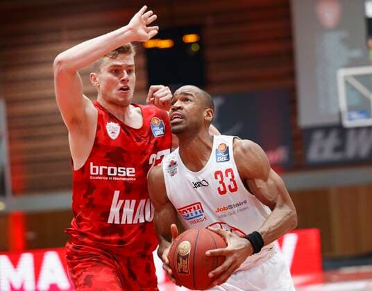 24.02.2021, Basketball, BBL 2020 2021, 17. Spieltag, s.Oliver Wuerzburg - JobStairs GIESSEN 46ers, GER, s.Oliver Arena in Wuerzburg Bild: Jonas Weitzel (s.Oliver Wuerzburg) und Brandon Thomas (GIESSEN 46ers, 33), Copyright: HMBxMedia xHeikoxBecker