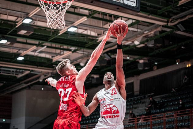 27 Jonas Weitzel, s.Oliver Würzburg in Aktion während dem Spiel s.Oliver Würzburg - JobStairs GIESSEN 46ers