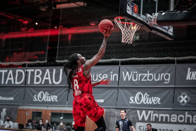 8 Lowery Robert, s.Oliver Würzburg in Aktion während dem Spiel s.Oliver Würzburg - JobStairs GIESSEN 46ers