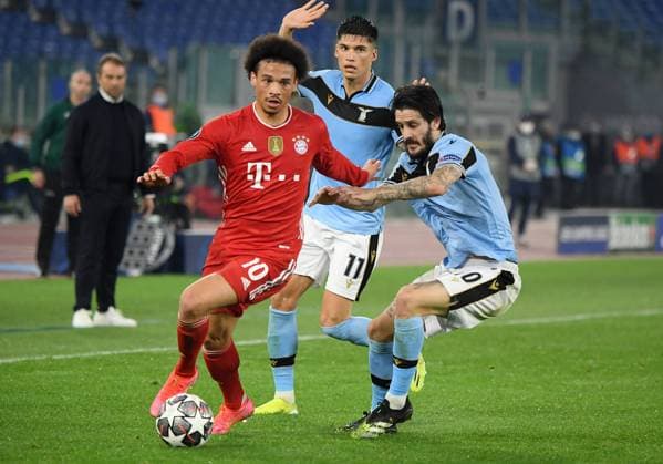 FUSSBALL CHAMPIONS LEAGUE SAISON 2020 2021 Achtelfinale Hinspiel 23.02.2021 Lazio Rom - FC Bayern Muenchen Leroy Sane (li, FC Bayern Muenchen) gegen Luis Alberto (re, Lazio Rom) und Joaquin Correa (hinten, Lazio Rom)