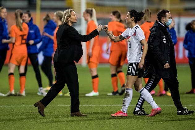 Three Nations. One Goal.: Niederlande - Deutschland, Venlo, Covebo Stadium; 24.02.2021 Martina Voss-Tecklenburg (Trainerin Deutschland), Sara Doorsoun (Deutschland, 23) Three Nations. One Goal.: Niederlande - Deutschland, Venlo, Covebo Stadium DFB REGULATIONS PROHIBIT ANY USE OF PHOTOGRAPHS AS IMAGE SEQUENCES AND OR QUASI-VIDEO. Copyright: xBEAUTIFULxSPORTS Wunderlx