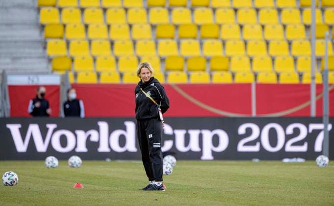 Bundestrainerin Trainerin Trainer Martina VOSS-TECKLENBURG (GER) dahinter Schriftzug der World Cup 2027 auf einer Bande, Bewerbung, Logo, Fussball Laenderspiel Frauen, Minitunier - Three Nations. One Goal, Deutschland (GER) - Belgien (BEL) 2:0, am 21.02.2021 in Aachen Deutschland. Â