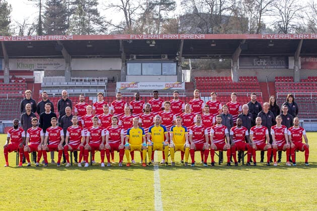 Mannschaftsfoto, Hintere Reihe von links: Philipp Kunz (Athletik-Trainer), Philipp Eckart (Co-Trainer), Benjamin Sachs (Co-Trainer), Mitja Lotriè, Umut Ünlü, Chris David, Nzuzi Toko, Frank Ronstadt, Dominic Baumann, Martin Hasek, Dominik Meisel, Patrick Sontheimer, Cristina Mora (Physiotherapeutin), Max Pechtl (Physiotherapeut), Klaus Orner (Zeugwart). Mittlere Reihe von links: Marco Langner (Torwart-Trainer), Sebastian Schuppan (Vorstand , Bernhard Trares (Cheftrainer), Luke Hemmerich, David Kopacz, Arne Feick, Rajiv van La Parra, Lion Schweers, Rolf Feltscher, Robert Herrmann, Dr. Josef Zimmermann (Teamarzt), Dr. Martin Jansen (Teamarzt), Norbert Mahler (Teammanager), Rosi Orner (Betreuerin). Vordere Reihe von links: Ridge Munsy, Daniel Hägele, Marvin Pieringer, Lars Dietz, Vladimir Nikolov, Hendrik Hansen, Hendrik Bonmann, Fabian Giefer, Eric Verstappen, Stefan Maierhofer, Christian Strohdiek, Douglas, Tobias Kraulich, Niklas Hoffmann, Ewerton. Es fehlen: Dr. Dirk Böhm (Teamarzt), Dominik Schuler (Physiotherapeut), David Braunreuther (Physiotherapeut)., FC Würzburger Kickers, 2. Bundesliga, Porträttermin 2020 2021, Copyright: FWK HMBxMedia xHeikoxBecker