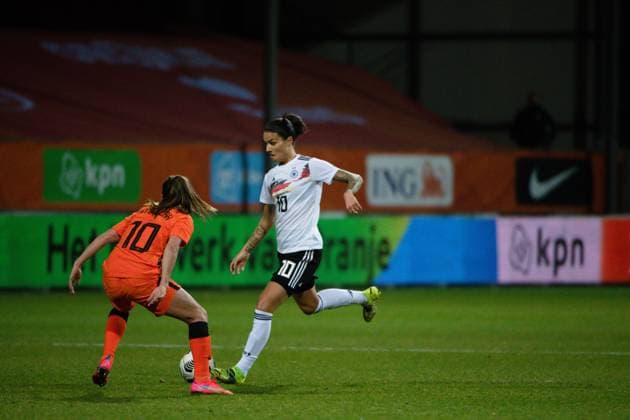Dzsenifer Marozsan (Deutschland 10) im Zweikampf mit Danielle van de Donk (Niederlande 10), NL, Niederlande vs. Deutschland, Frauen Fussball Laenderspiel Three Nations One Goal Turnier, 24.02.2021 NL, Niederlande vs. Deutschland, Frauen Fussball Laenderspiel Three Nations One Goal Turnier, 24.02.2021 Venlo Copyright: xEibnerxPressefoto MichaelxMemmlerx EP_MMR