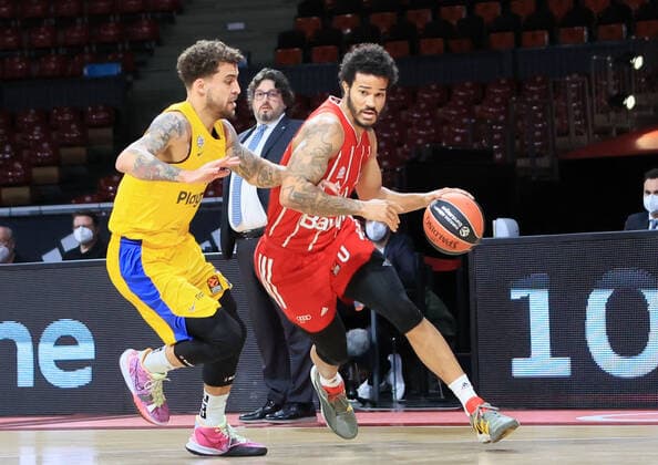 Sport Bilder des Tages 25.02.2021, EuroLeague, FCB Basketball vs Maccabi Tel Aviv, Audi Dome Muenchen, im Bild: Scottie Wilbekin (Maccabi Tel Aviv) vs Wade Baldwin (FCB Basketball)