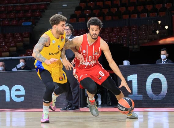 25.02.2021, EuroLeague, FCB Basketball vs Maccabi Tel Aviv, Audi Dome Muenchen, im Bild: Scottie Wilbekin (Maccabi Tel Aviv) vs Wade Baldwin (FCB Basketball)