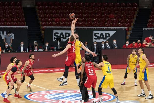 Basketball, Euroleague, FC Bayern München - Maccabi Tel Aviv. Im Bild Leon RADOSEVIC (FC Bayern München, 43) und Dragan BENDER (Maccabi Tel Aviv, 17) Tip off. München Audi Dome Bayern Deutschland Copyright: Passion2Press.dex xMarkusxFischerx