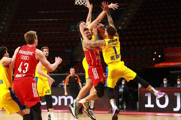 0 Nick Weiler-Babb (FCBB) rot, gegen 1 Scottie Wilbekin (Maccabi) Basketball, EuroLeague, FC Bayern München vs.Maccabi Tel Aviv, Audi Dome, 25.02.2021 FOTO: Mladen Lackovic LakoPress