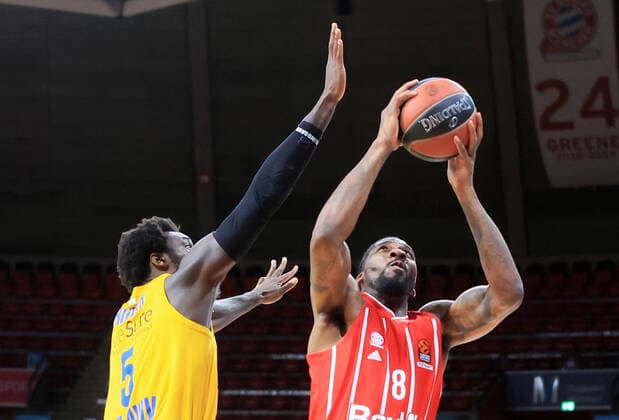 25.02.2021, EuroLeague, FCB Basketball vs Maccabi Tel Aviv, Audi Dome Muenchen, im Bild: Tegra Othello Hunter (Maccabi Tel Aviv) vs Jalen Reynolds (FCB Basketball)
