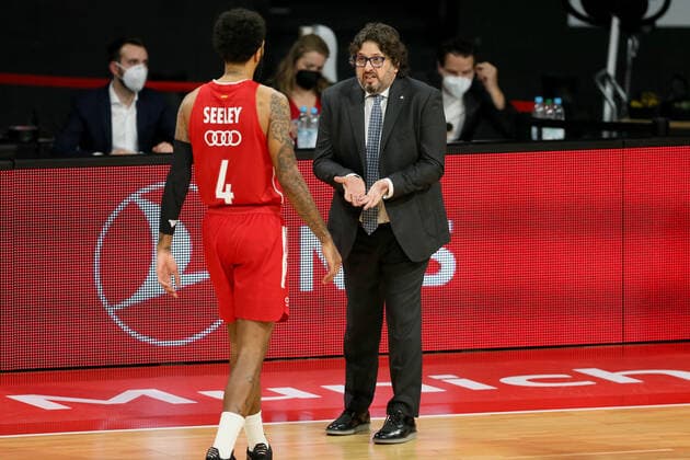 Trainer Andrea Trinchieri (FCBB) gibt Anweisungen an D.J. Seeley (FCBB) FC Bayern Basketball vs. Maccabi Playtika Tel Aviv, Basketball, EuroLeague, 26.Spieltag, 2020 2021, 25.02.2021, FC Bayern Basketball vs. Maccabi Playtika Tel Aviv, Basketball, EuroLeague, 26.Spieltag, 2020 2021, 25.02.2021, Muenchen Copyright: xMarcelxEngelbrechtx Eibner-Pressefotox EP_met