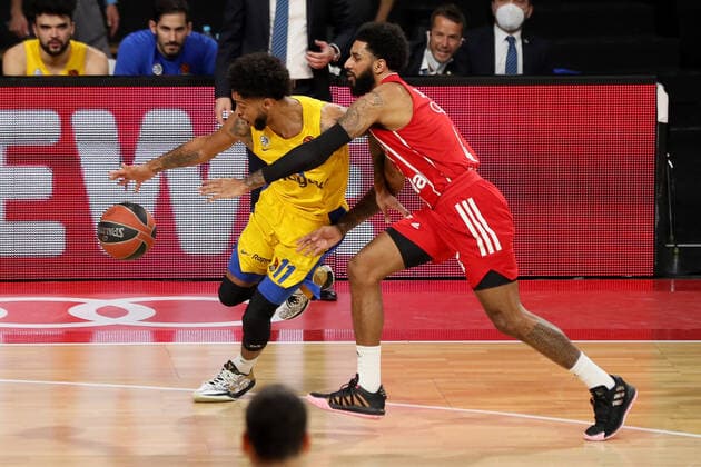 Zweikampf zwischen Tyler Dorsey (Tel Aviv) und D.J. Seeley (FCBB) FC Bayern Basketball vs. Maccabi Playtika Tel Aviv, Basketball, EuroLeague, 26.Spieltag, 2020 2021, 25.02.2021, FC Bayern Basketball vs. Maccabi Playtika Tel Aviv, Basketball, EuroLeague, 26.Spieltag, 2020 2021, 25.02.2021, Muenchen Copyright: xMarcelxEngelbrechtx Eibner-Pressefotox EP_met