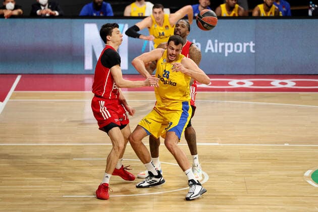 Vladimir Lucic (FCBB) und Ante Zizic (Tel Aviv) FC Bayern Basketball vs. Maccabi Playtika Tel Aviv, Basketball, EuroLeague, 26.Spieltag, 2020 2021, 25.02.2021, FC Bayern Basketball vs. Maccabi Playtika Tel Aviv, Basketball, EuroLeague, 26.Spieltag, 2020 2021, 25.02.2021, Muenchen Copyright: xMarcelxEngelbrechtx Eibner-Pressefotox EP_met