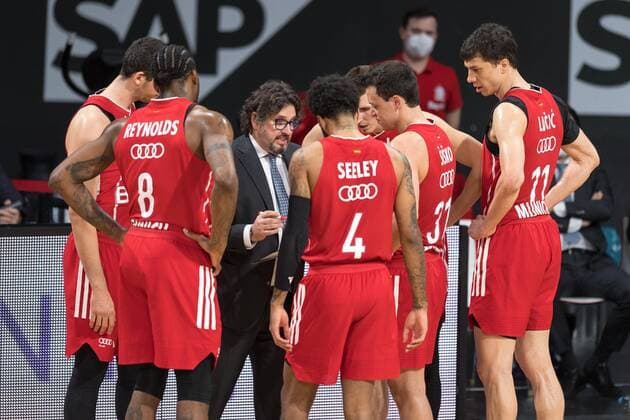 Basketball, Euroleague, FC Bayern München - Maccabi Tel Aviv. Im Bild Head Coach des FC Bayern München Andrea TRINCHIERI Taktiktafel spricht zum Team. München Audi Dome Bayern Deutschland Copyright: Passion2Press.dex xMarkusxFischerx