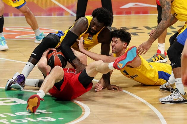 Vladimir Lucic (FCBB) und Angelo Caloiaro (Tel Aviv) FC Bayern Basketball vs. Maccabi Playtika Tel Aviv, Basketball, EuroLeague, 26.Spieltag, 2020 2021, 25.02.2021, FC Bayern Basketball vs. Maccabi Playtika Tel Aviv, Basketball, EuroLeague, 26.Spieltag, 2020 2021, 25.02.2021, Muenchen Copyright: xMarcelxEngelbrechtx Eibner-Pressefotox EP_met
