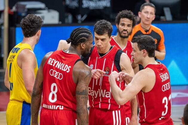 Jalen Reynolds 8 (FC Bayern), Vladimir Lucic 11 (FC Bayern), Zan Mark Sisko 31 (FC Bayern), FC Bayern Basketball vs. Maccabi Tel Aviv, EuroLeague, 25.02.2021 Muenchen Bayern Deutschland