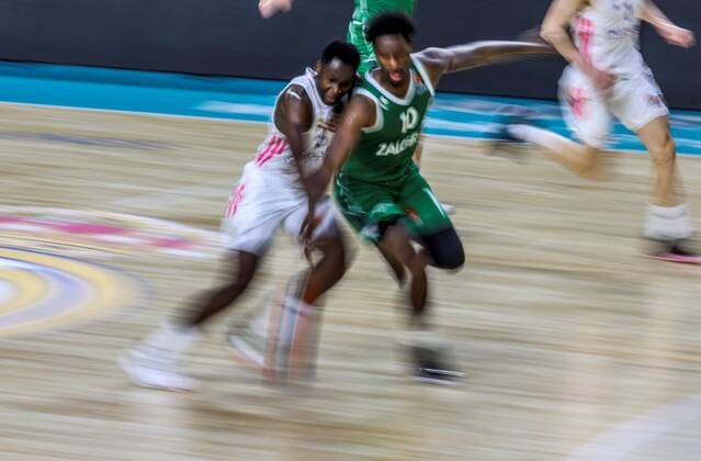 Sport Bilder des Tages Real Madrid s Usman Garuba (L) in action against Zalgiris Nigel Hayes (R) during the Euroleague basketball match between Real Madrid and Zalgiris Kaunas held at WiZink Center arena, in Madrid, central Spain, 25 February 2021. Real Madrid vs Zalgiris Kaunas !ACHTUNG: NUR REDAKTIONELLE NUTZUNG!  Copyright: xJuanJoxMartinx GRAF4354 20210225-637498864049448496