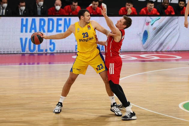 Ante Zizic (Tel Aviv) und Leon Radosevic (FCBB) FC Bayern Basketball vs. Maccabi Playtika Tel Aviv, Basketball, EuroLeague, 26.Spieltag, 2020 2021, 25.02.2021, FC Bayern Basketball vs. Maccabi Playtika Tel Aviv, Basketball, EuroLeague, 26.Spieltag, 2020 2021, 25.02.2021, Muenchen Copyright: xMarcelxEngelbrechtx Eibner-Pressefotox EP_met