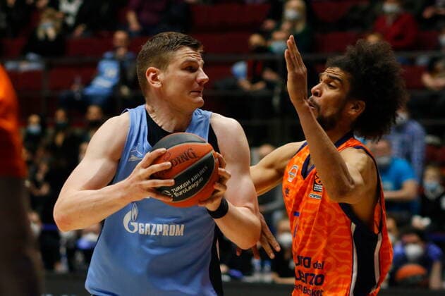 Russian Federation. Saint-Petersburg. Sibur Arena. Basketball. Regular Season, Euroleague 2020-2021, BC Zenit Saint Petersburg - BC Valencia. Player of the Valencia basketball club Louis Liberi (7) and Zenit Arturas Gudaitis (77). MaksimxKonstantinov