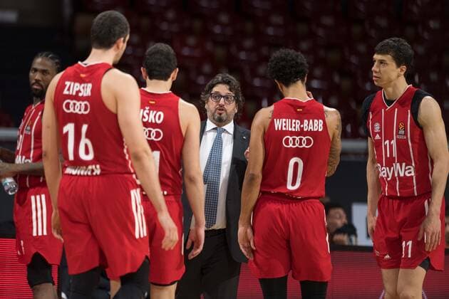 Basketball, Euroleague, FC Bayern München - Maccabi Tel Aviv. Im Bild Head Coach des FC Bayern München Andrea TRINCHIERI spricht zu Zan Mark SISKO (FC Bayern München, 31) und Nick WEILER-BABB (FC Bayern München, 0). München Audi Dome Bayern Deutschland Copyright: Passion2Press.dex xMarkusxFischerx