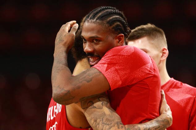 8 Jalen Reynolds (FCBB) und Mitspieler bejubeln den Sieg. Jubel, Schlussjubel, Abklatschen Basketball, EuroLeague, FC Bayern München vs.Maccabi Tel Aviv, Audi Dome, 25.02.2021 FOTO: Mladen Lackovic LakoPress