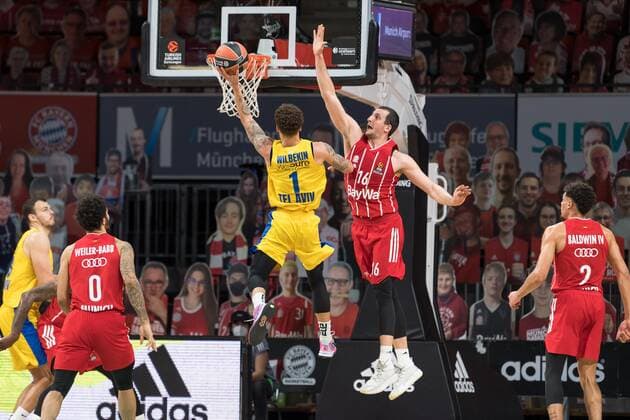 Basketball, Euroleague, FC Bayern München - Maccabi Tel Aviv. Im Bild Scottie WILBEKIN (Maccabi Tel Aviv, 1) und Paul ZIPSER (FC Bayern München, 16) Korb. München Audi Dome Bayern Deutschland Copyright: Passion2Press.dex xMarkusxFischerx