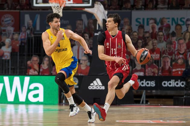 Basketball, Euroleague, FC Bayern München - Maccabi Tel Aviv. Im Bild Angelo CALOIARO (Maccabi Tel Aviv, 4) und Paul ZIPSER (FC Bayern München, 16) Dribbling Ball. München Audi Dome Bayern Deutschland Copyright: Passion2Press.dex xMarkusxFischerx