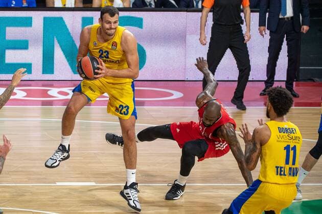 Ante Zizic 23 (Maccabi Fox Tel Aviv), James Gist 21 (FC Bayern), FC Bayern Basketball vs. Maccabi Tel Aviv, EuroLeague, 25.02.2021 Muenchen Bayern Deutschland