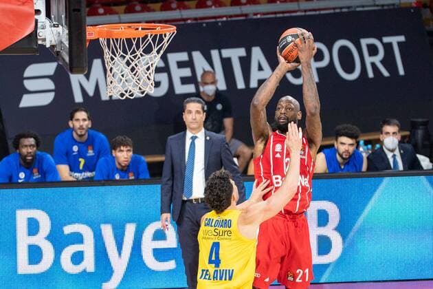 James Gist 21 (FC Bayern), Angelo Caloiaro 4 (Maccabi Fox Tel Aviv), FC Bayern Basketball vs. Maccabi Tel Aviv, EuroLeague, 25.02.2021 Muenchen Bayern Deutschland