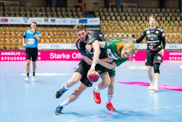 Bilder des Jahres 2021, Sport 02 Februar Sport Themen der Woche KW08 Sport Bilder des Tages Handball Bundesliga; HSG Wetzlar - HC Erlangen, 25.02.21 Antonio Metzner ( 27 HC Erlangen), Magnus Fredriksen ( 23 HSG Wetzlar) Rittal Arena Wetzlar, 25.02.21 *** Handball Bundesliga HSG Wetzlar HC Erlangen, 25 02 21 Antonio Metzner 27 HC Erlangen , Magnus Fredriksen 23 HSG Wetzlar Rittal Arena Wetzlar, 25 02 21 Copyright: xBEAUTIFULxSPORTS Roeczeyx