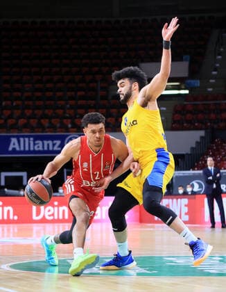25.02.2021, EuroLeague, FCB Basketball vs Maccabi Tel Aviv, Audi Dome Muenchen, im Bild: Wade Baldwin (FCB Basketball) vs E. Bryant ( Maccabi Tel Aviv)