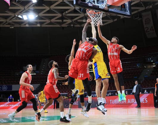 25.02.2021, EuroLeague, FCB Basketball vs Maccabi Tel Aviv, Audi Dome Muenchen, im Bild: James Gist (FCB Basketball), D.J Seeley (FCB Basketball), Tyler Dorsey (Maccabi Tel Aviv), James Gist (FCB Basketball), Ante Zizic (Maccabi Tel Aviv), Wade Baldwin (FCB Basketball)