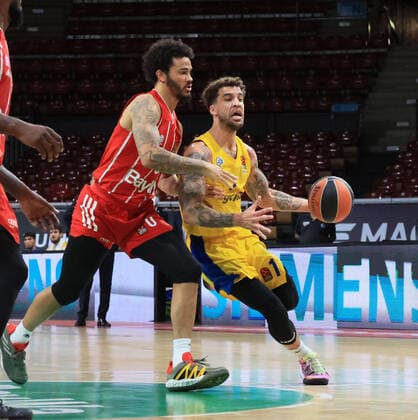 25.02.2021, EuroLeague, FCB Basketball vs Maccabi Tel Aviv, Audi Dome Muenchen, im Bild: Nick Weiler-Babi (FCB Basketball) vs Scottie Wilbekin (Maccabi Tel Aviv)